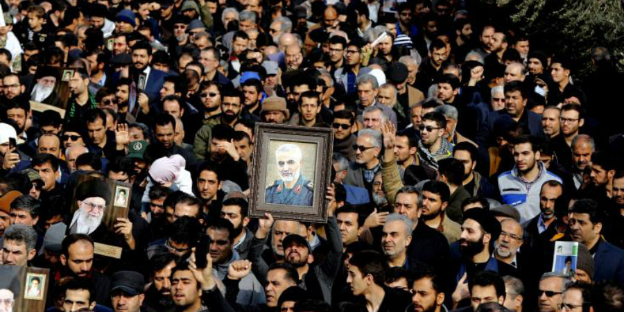 Χιλιάδες Ιρανοί στους δρόμους ζήτησαν εκδίκηση για τον θάνατο του στρατηγού Σουλεϊμανί